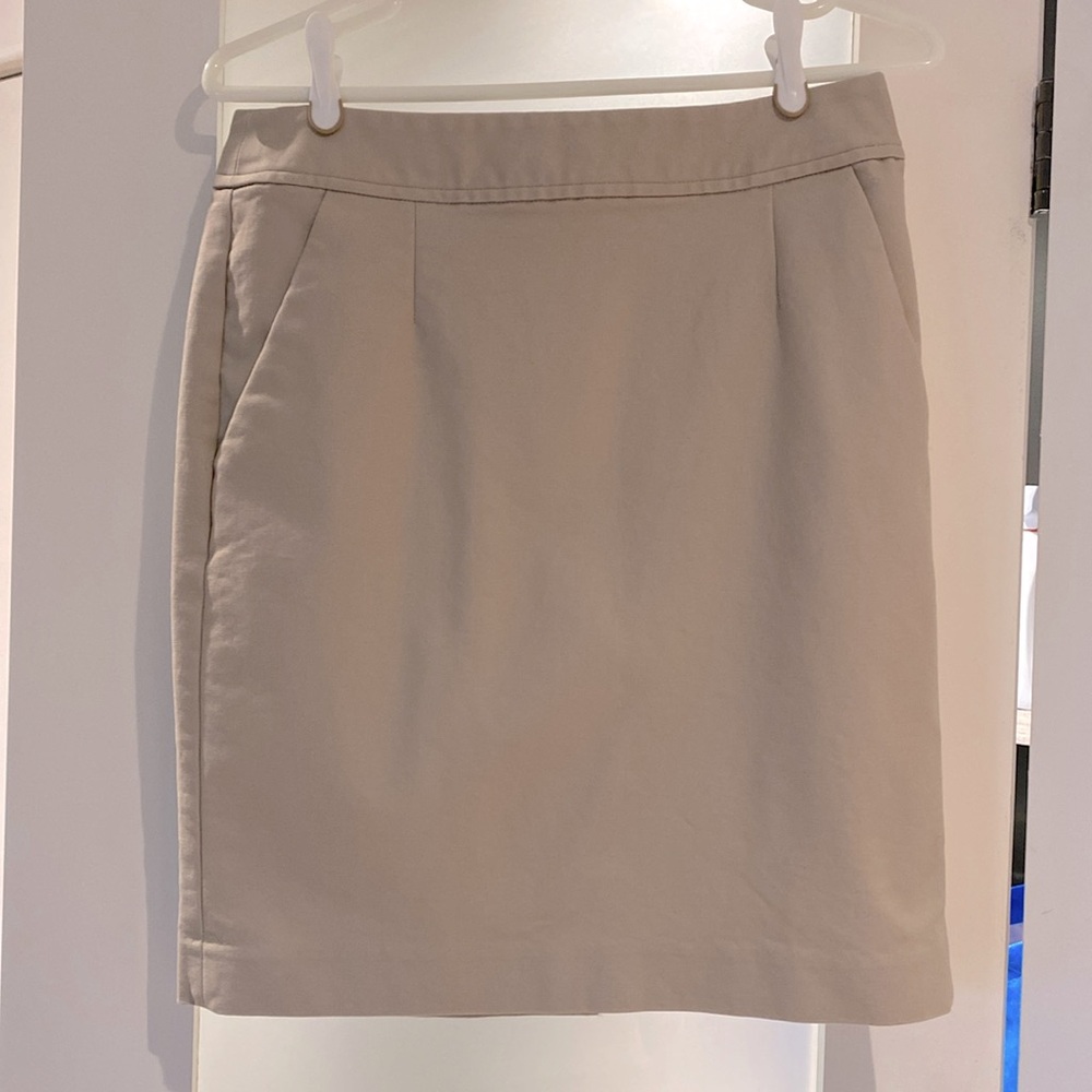 Banana Republic cream colour skirt. 19 inches long. Zip in the back. 2 pockets.
